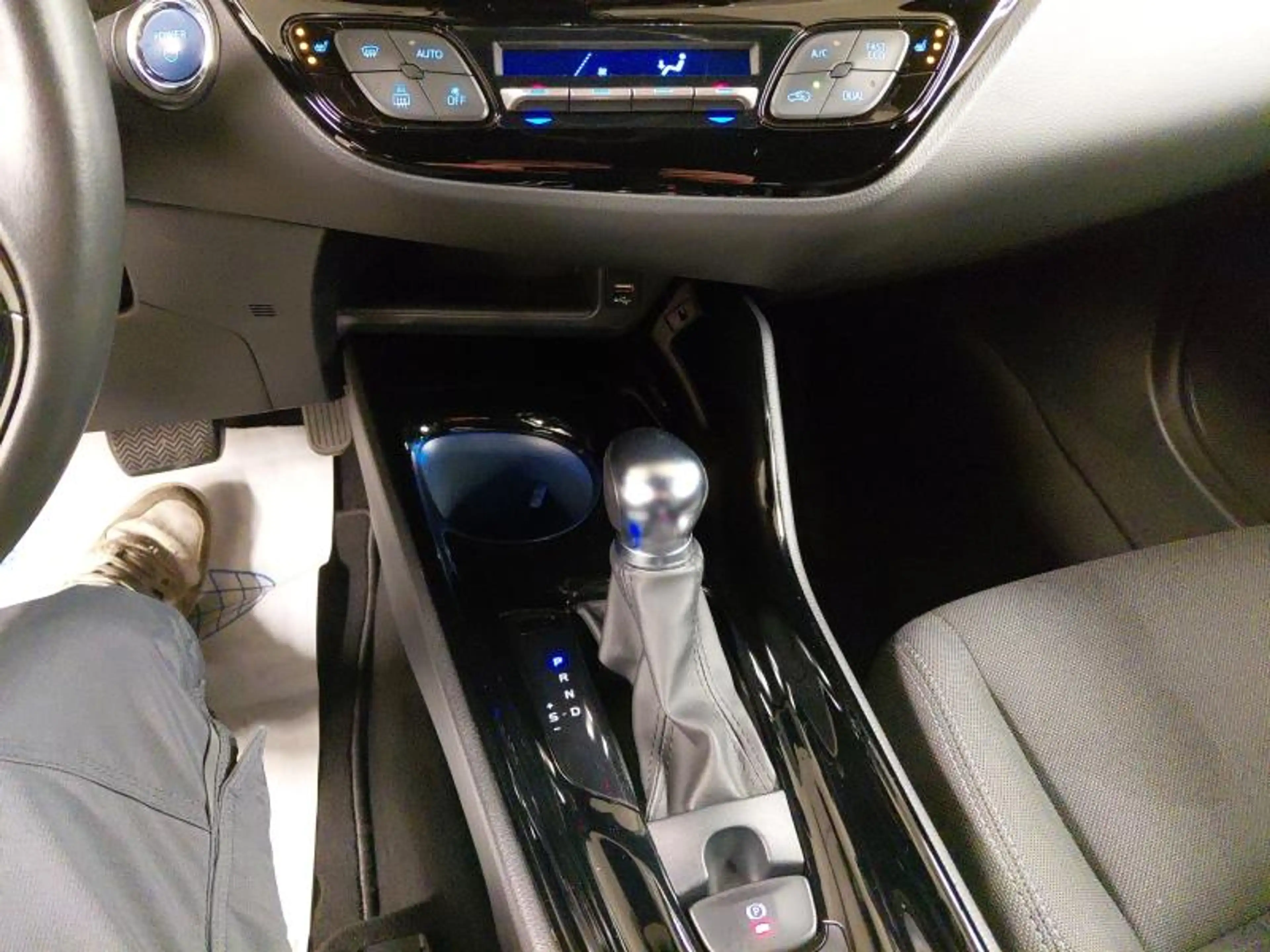 Toyota C-HR C-LUB BI-TONE — photo 15