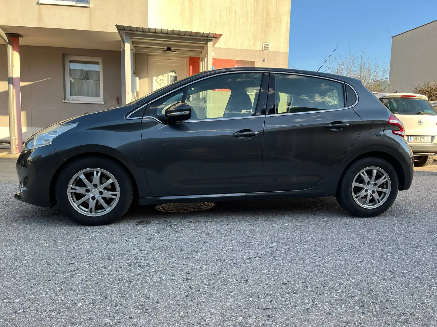 Peugeot 208 208 Allure 1,4 VTi 95 Allure Grau - 2