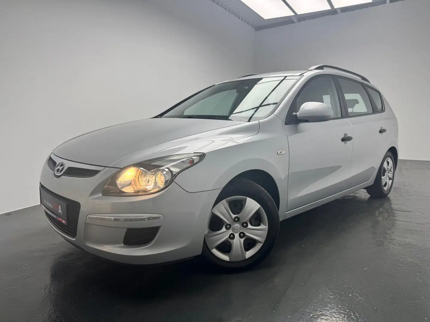 Hyundai i30 Style 1.6 KAT + AHK+ KLIMA+ HU NEU+ Silber - 1