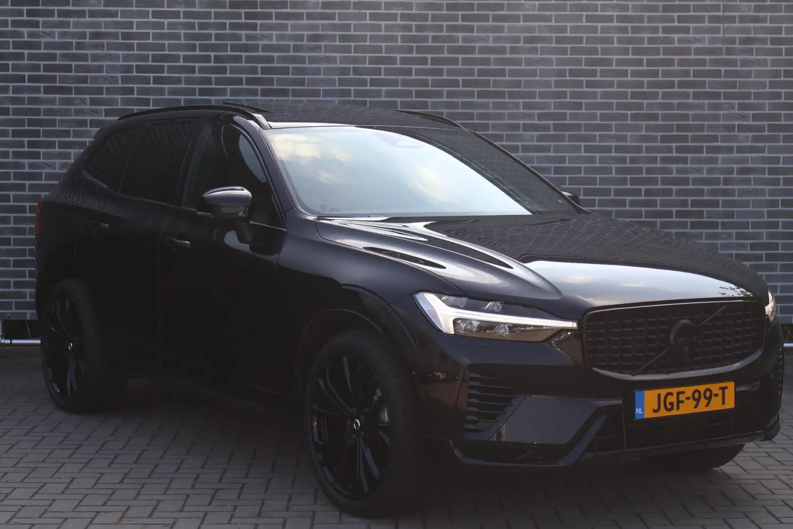 Volvo XC60 2.0 T6 Plug-in hybrid AWD Plus Black Edition | Bow Schwarz - 2