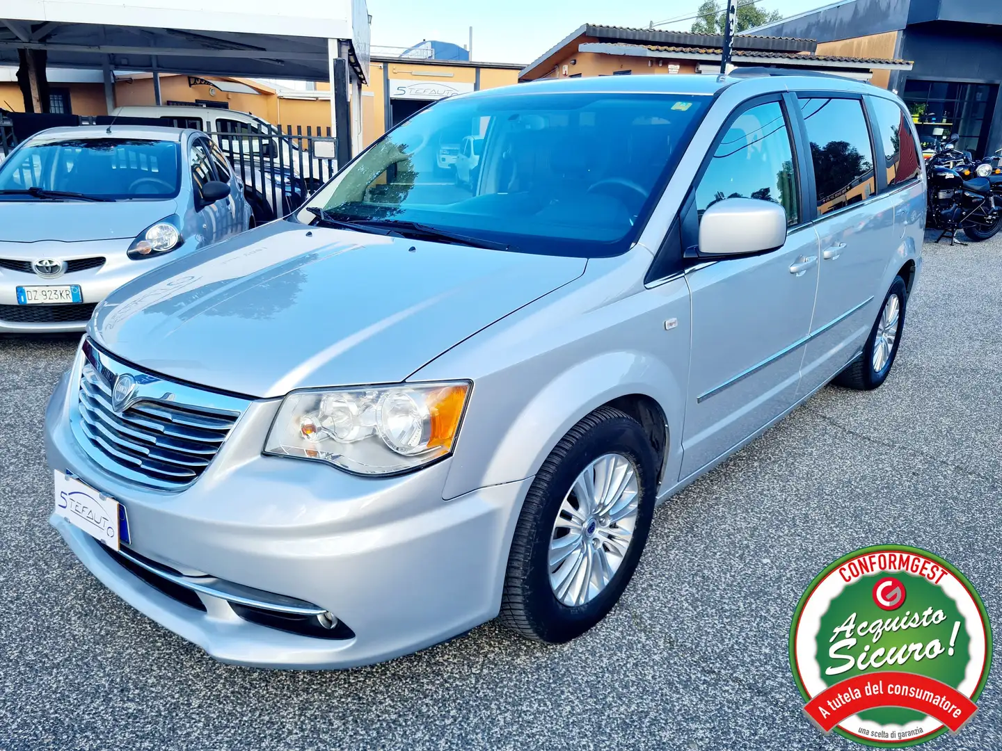 Lancia Voyager 2.8L *AUTOM*PELLE*NAVI*PERMUTE* Argento - 2