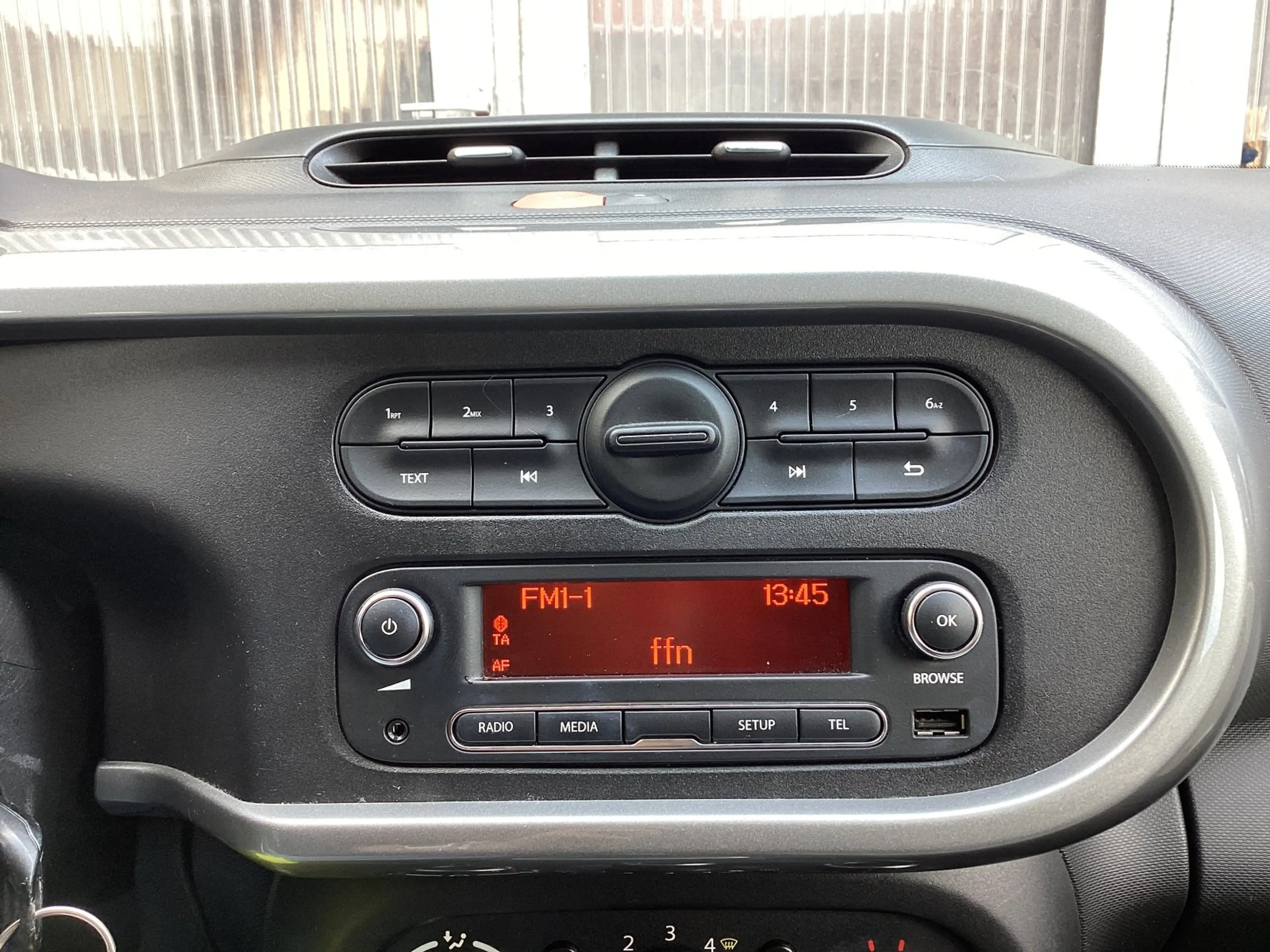 Renault Twingo Limited 1.0 SCe 70 — photo 17