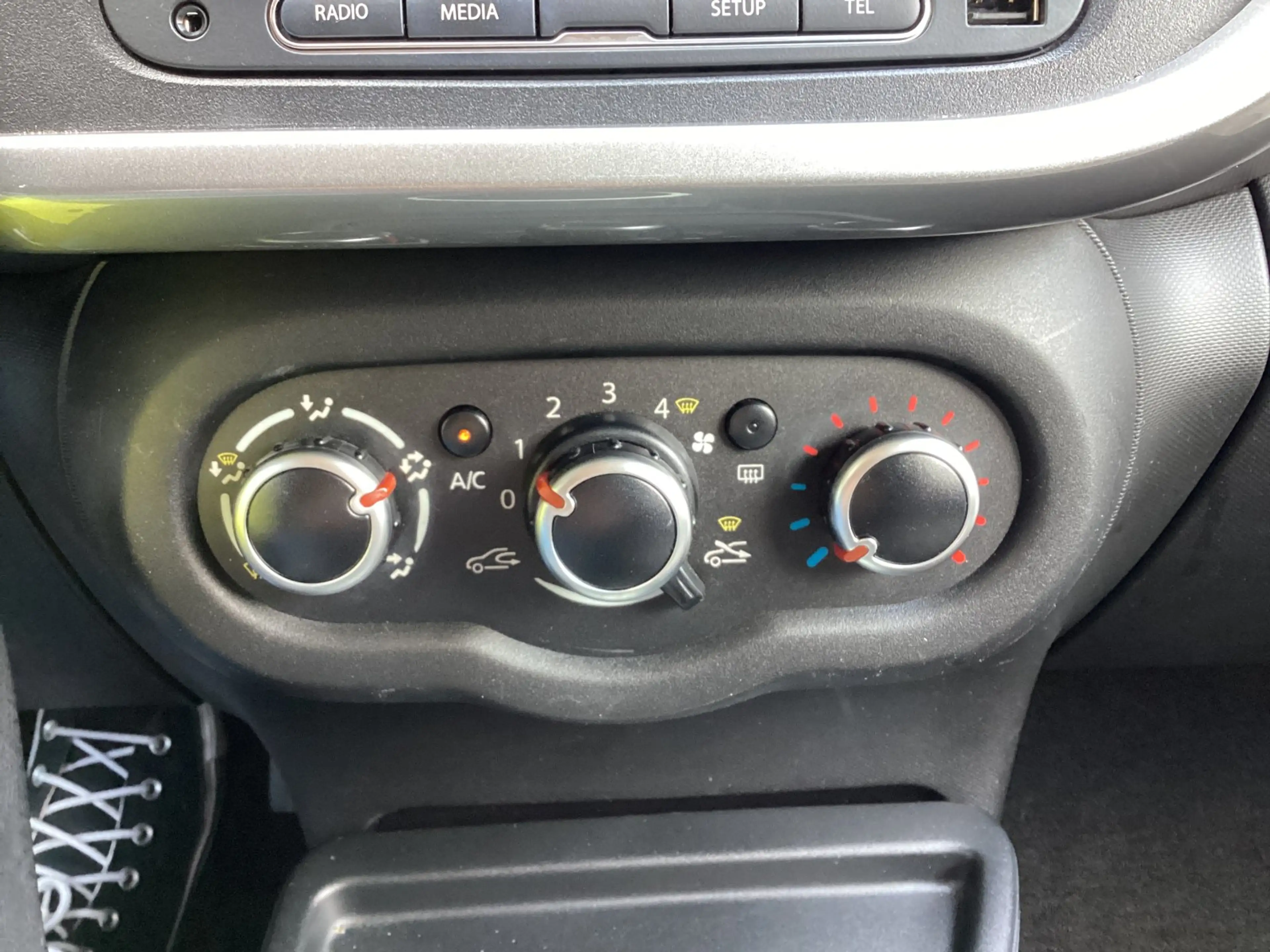 Renault Twingo Limited 1.0 SCe 70 — photo 13
