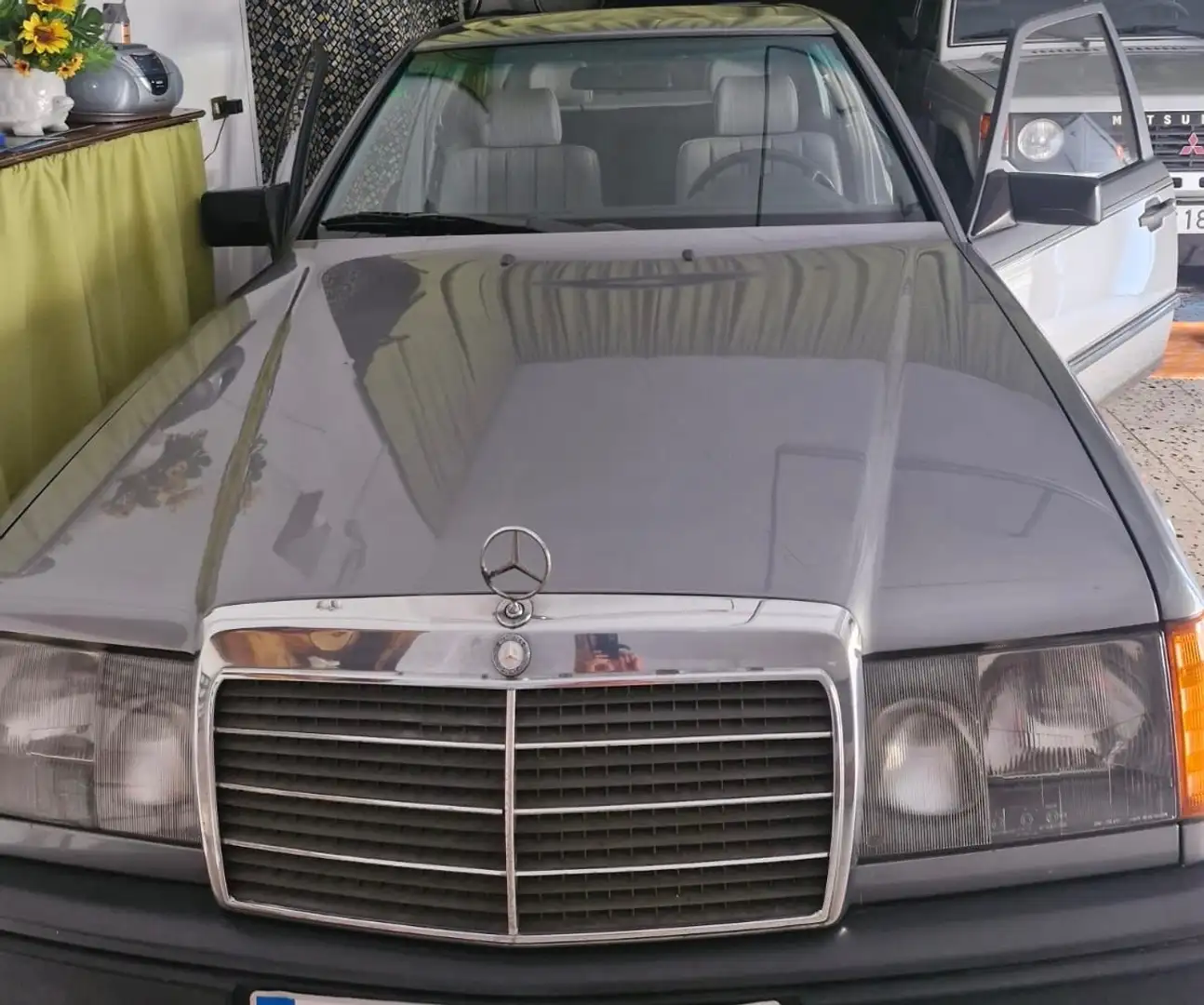Mercedes-Benz 200 200D Gris - 1