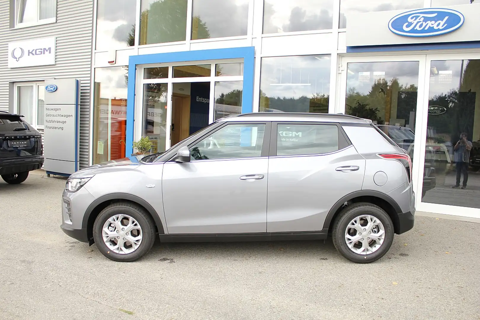KGM Tivoli 1.5 GDI Style Aut. Grau - 2