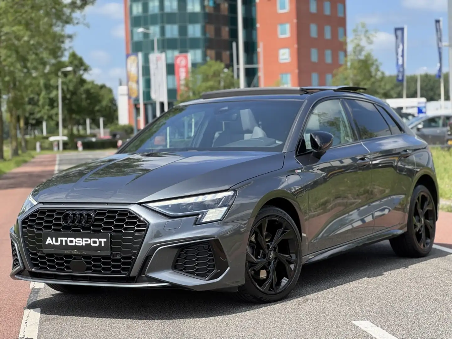 Audi A3 Sportback 40 TFSI e S-Line Black Ed. Matrix B&O Sf Grijs - 2