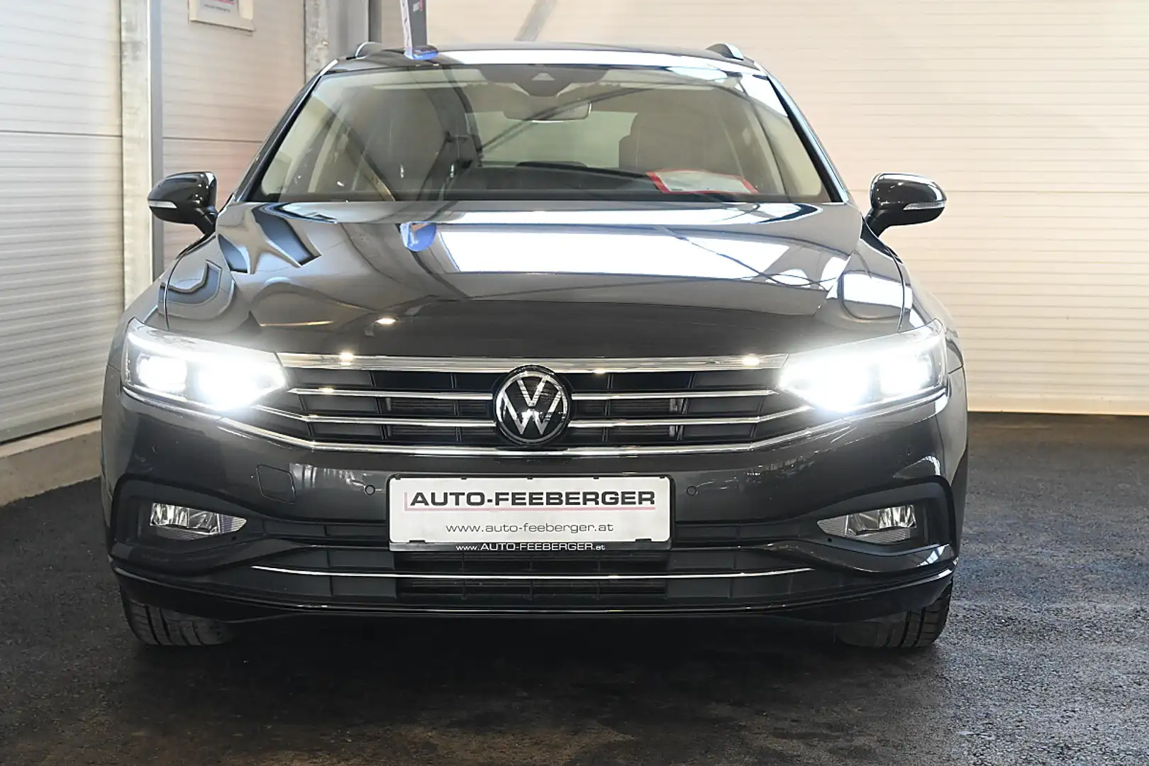 Volkswagen Passat Variant Business 2,0 SCR TDI DSG; Matrix LED, ACC, Navi... Grau - 2