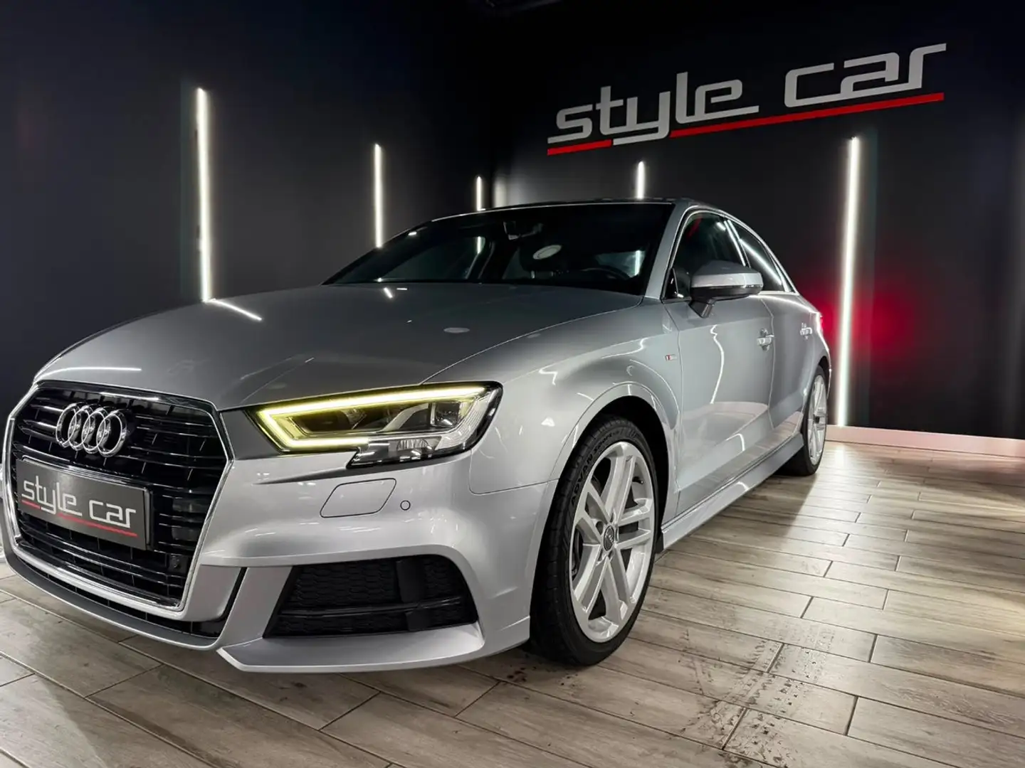 Audi A3 Sedán 1.0 TFSI S tronic 85kW Gris - 1
