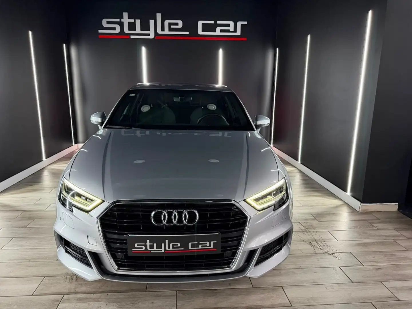 Audi A3 Sedán 1.0 TFSI S tronic 85kW Gris - 2