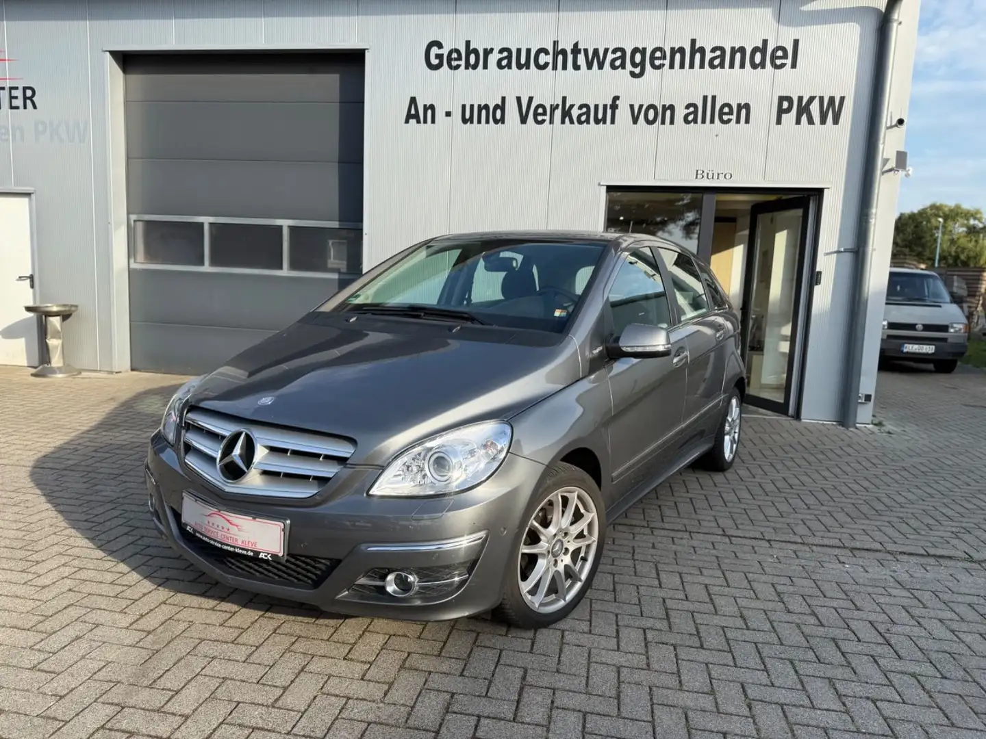 Mercedes-Benz B 180 *GJREIFEN*SHZ*TEILLEDER*NAVI*PDC Grau - 1