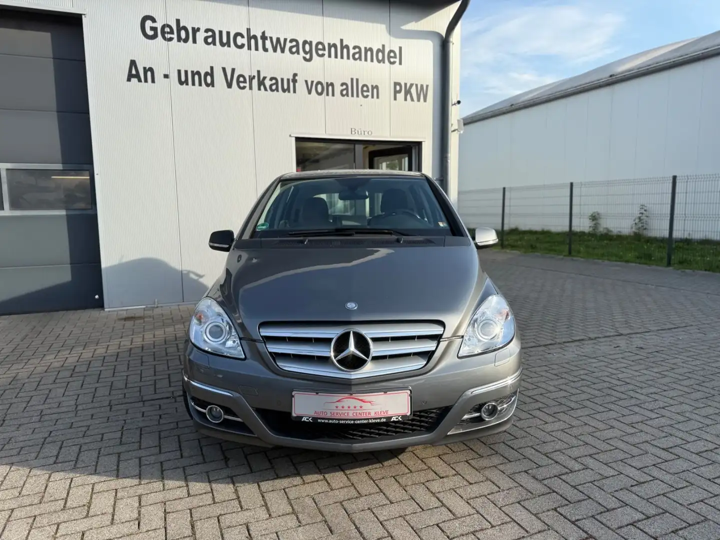 Mercedes-Benz B 180 *GJREIFEN*SHZ*TEILLEDER*NAVI*PDC Grau - 2