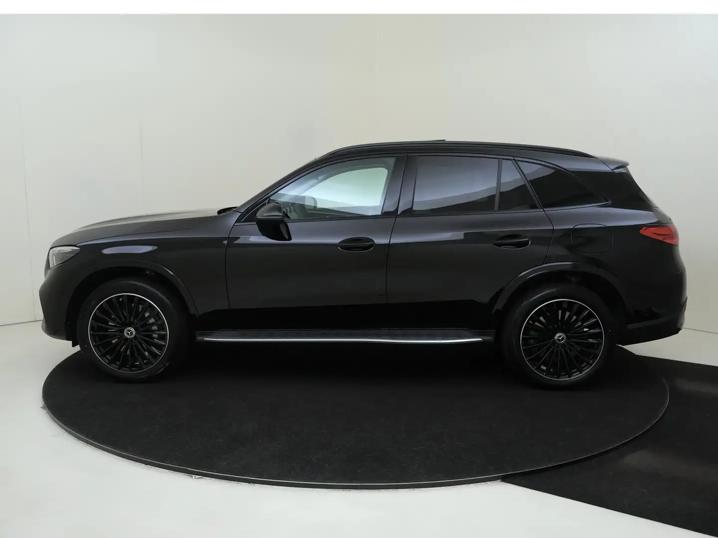 Mercedes-Benz GLC 400 400e 4MATIC AMG Line Premium Plus /Panoramadak /HU Zwart - 2