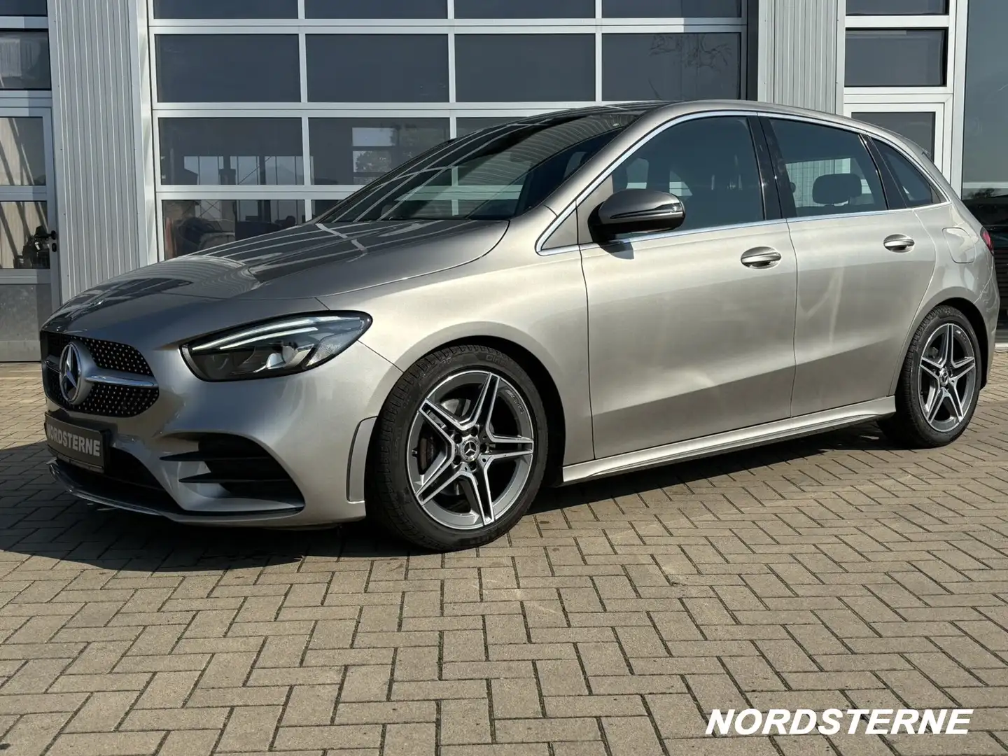 Mercedes-Benz B 180 B 180 AMG-LINE+LED+MBUX+AUTOMATIK+SITZHEIZUNG Серебристый - 2