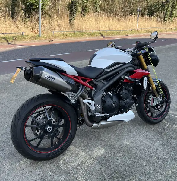 Triumph Speed Triple 1050 - foto 4