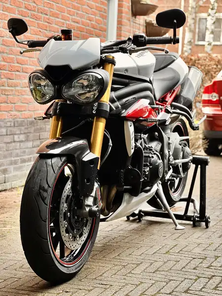 Triumph Speed Triple 1050 - foto 7