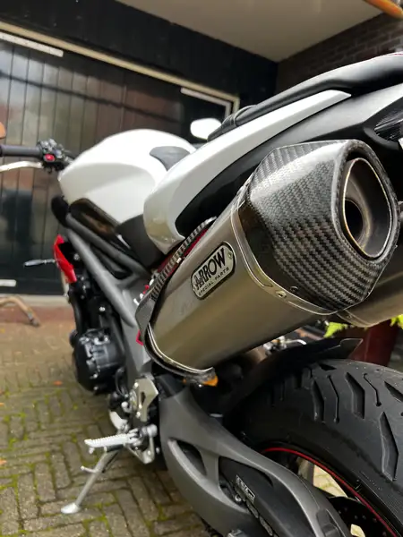 Triumph Speed Triple 1050 - foto 6