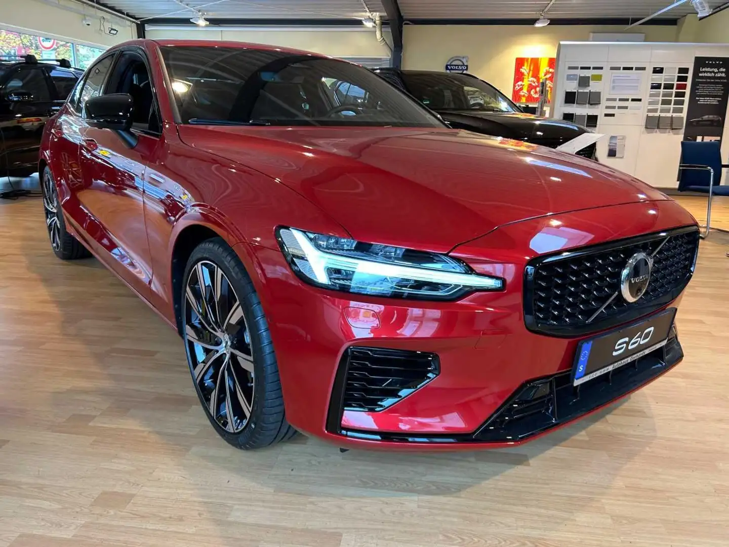 Volvo S60 Plug-In-Hybrid T8 AWD Ultimate Dark, Pano, B Červená - 2
