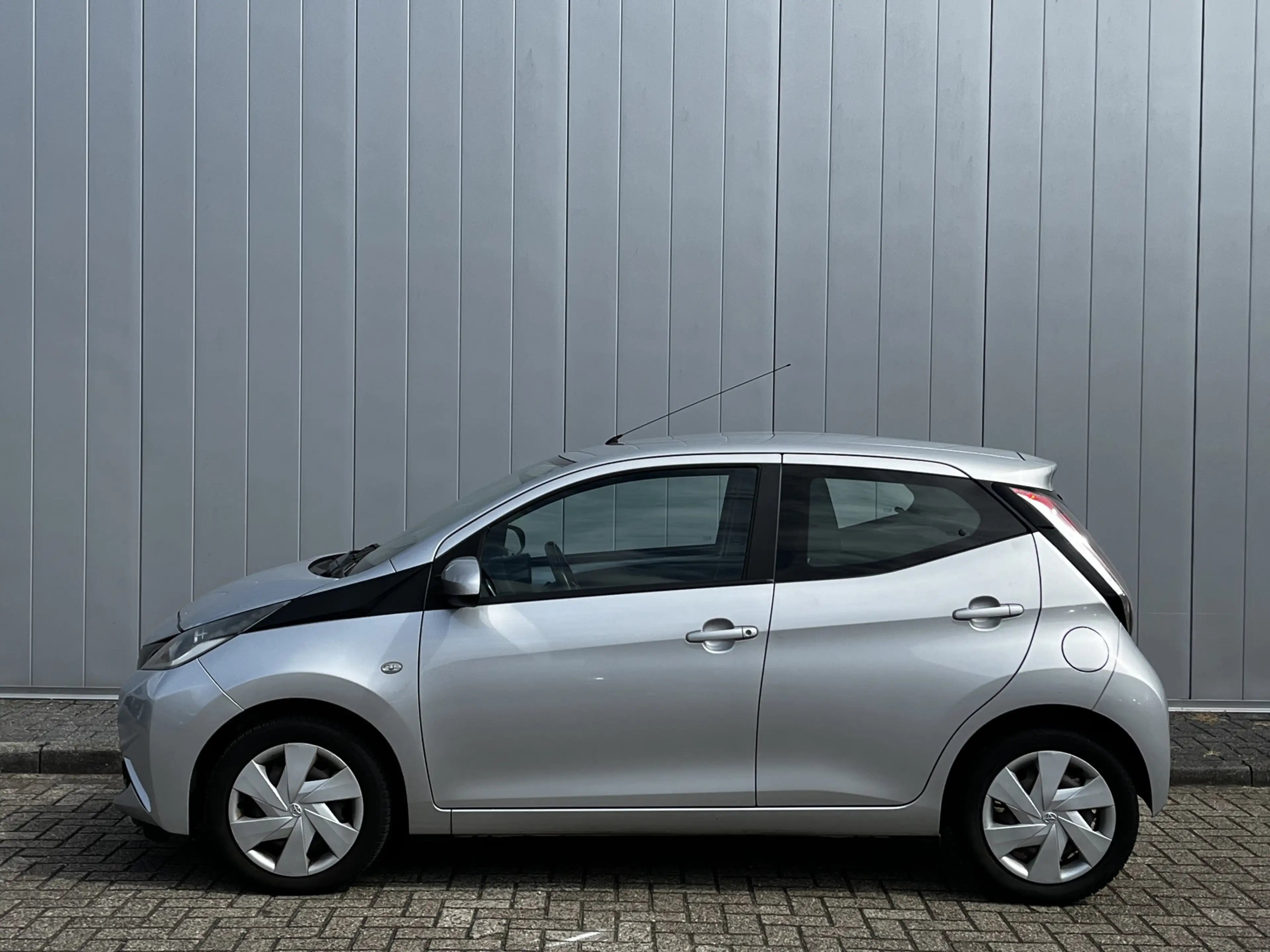 Toyota Aygo 1.0 VVT-i x-play Airco camera Slechts 37178 km — photo 2