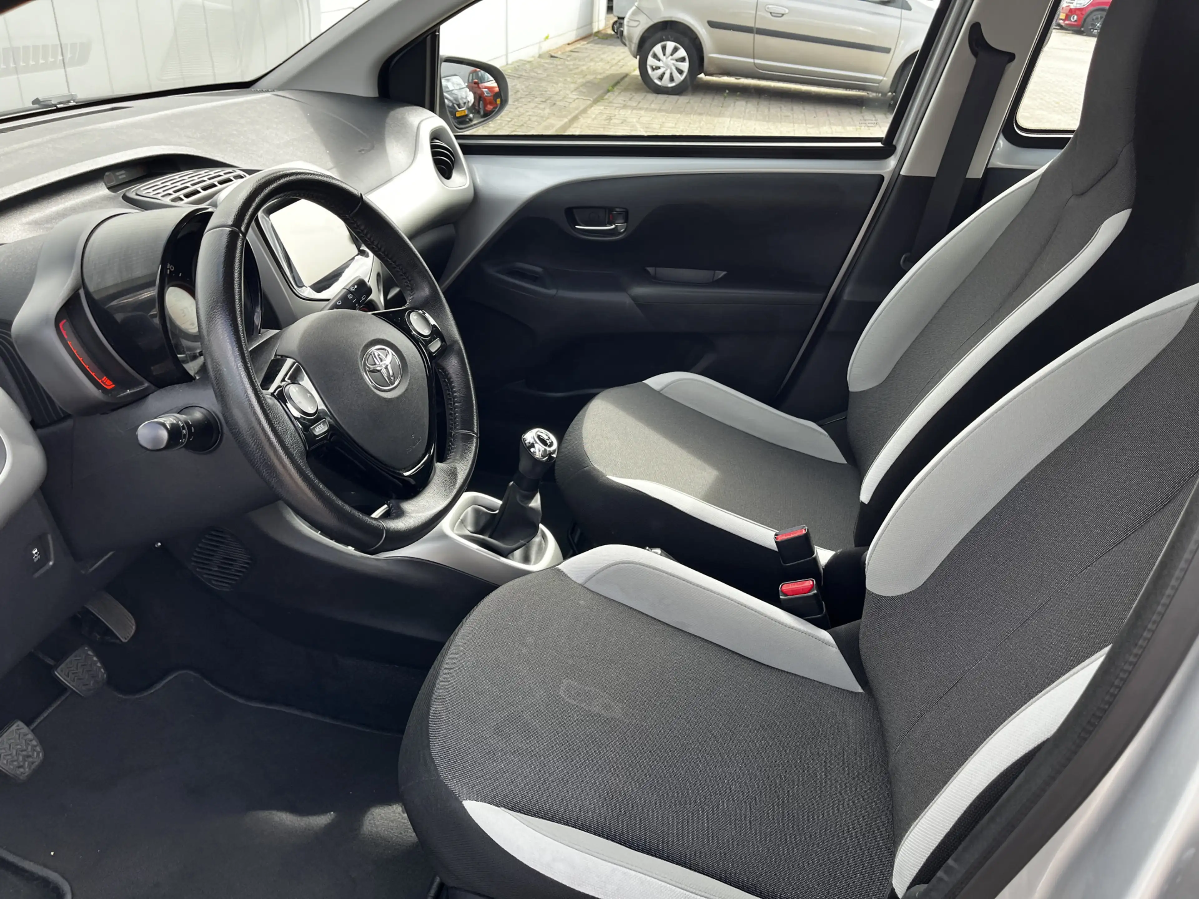Toyota Aygo 1.0 VVT-i x-play Airco camera Slechts 37178 km — photo 7