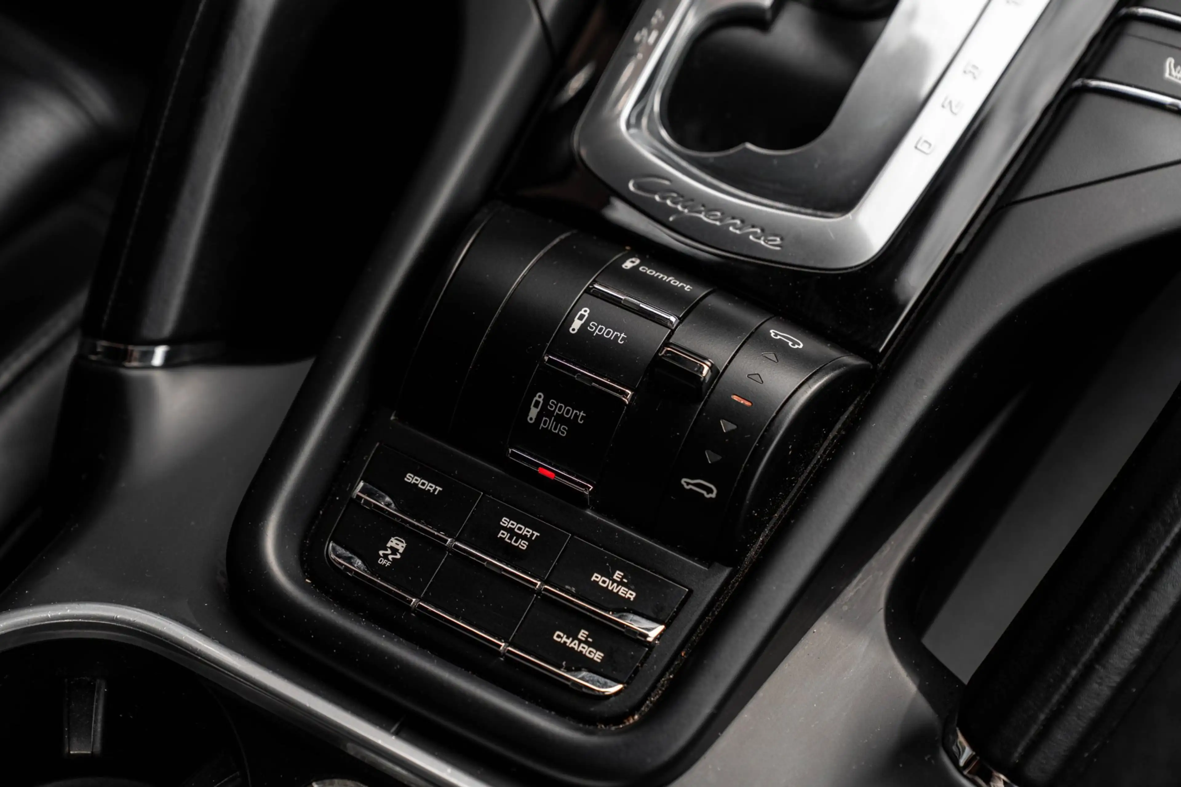 Porsche Cayenne 3.0 S E-Hybrid 416 PK Adaptive Sport Chrono Trekha — photo 32