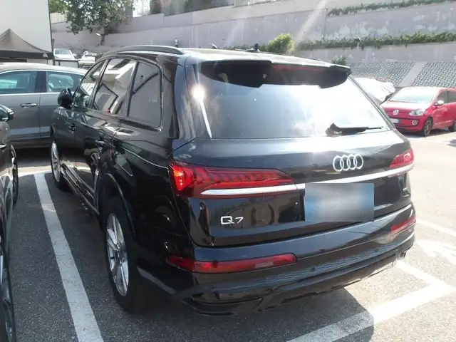 Audi Q7 view 5