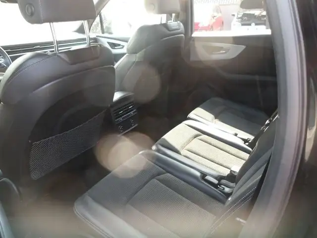 Audi Q7 view 7