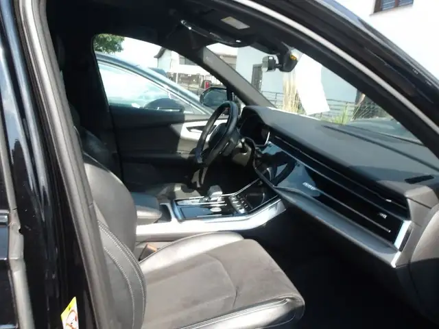 Audi Q7 view 6