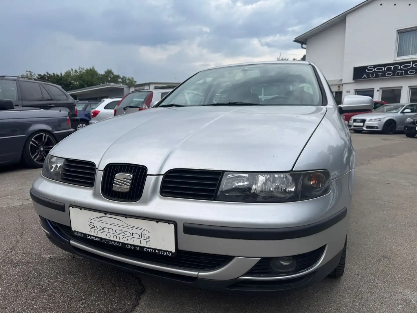 SEAT Leon 1,8 20V Signo*AUTOMA.*GEPFLEGT*TÜV+AU 01.28 Silber - 2