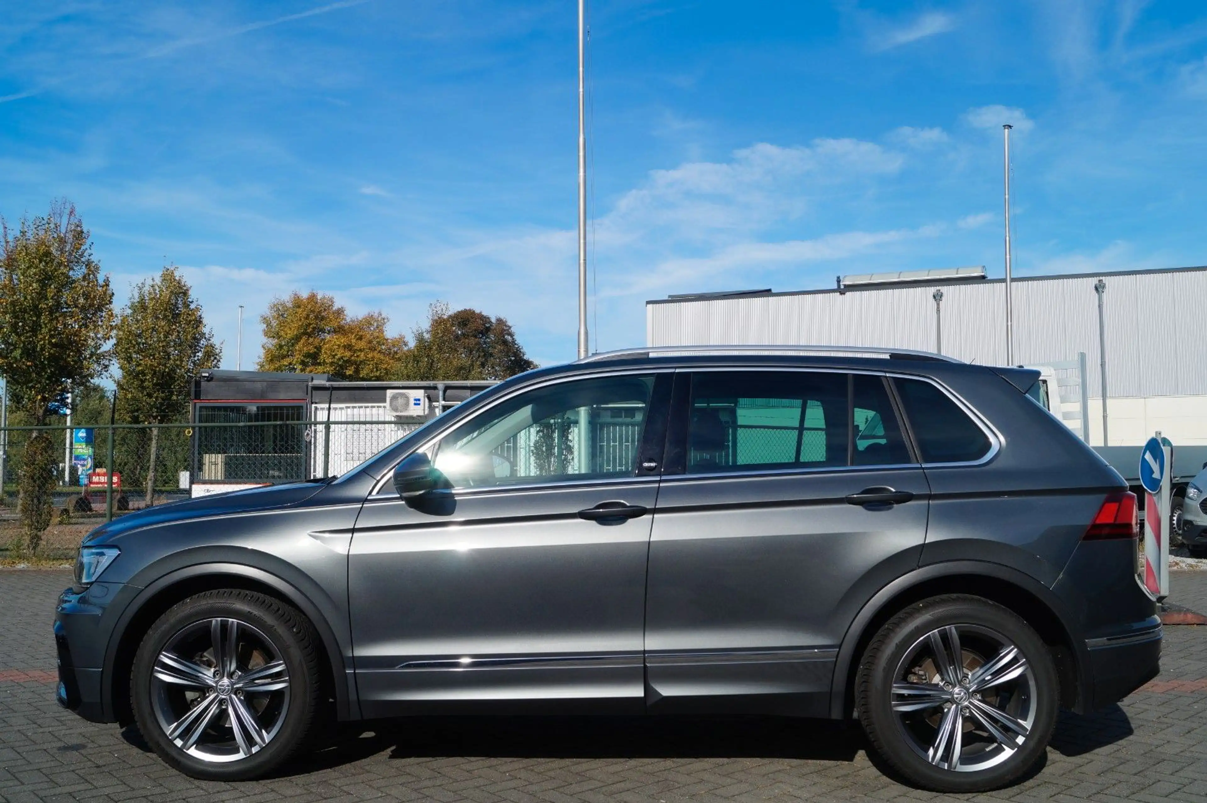 Volkswagen Tiguan *R-Line*Navi*elekHeck*AHK*LED*APP*SHZ*PDC — photo 5