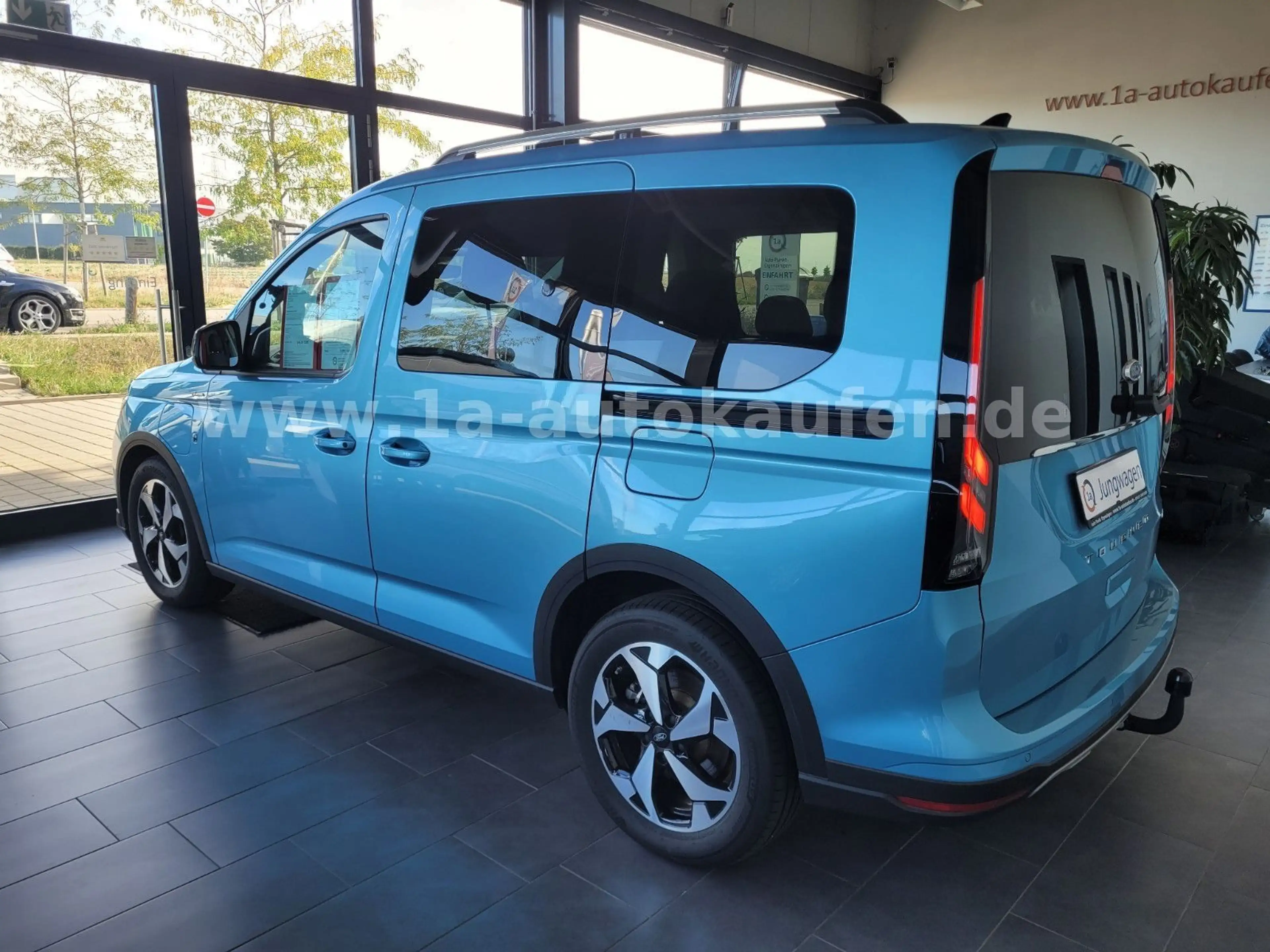 Ford Tourneo Connect L1 Plug-in Hybrid Active m. AHK — photo 5