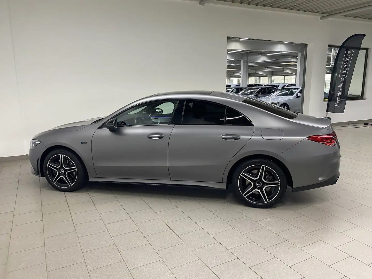 Mercedes-Benz CLA 250 e COUPÉ AMG+NIGHT+DIST+PANO+HUD+360°+18" Grau - 2