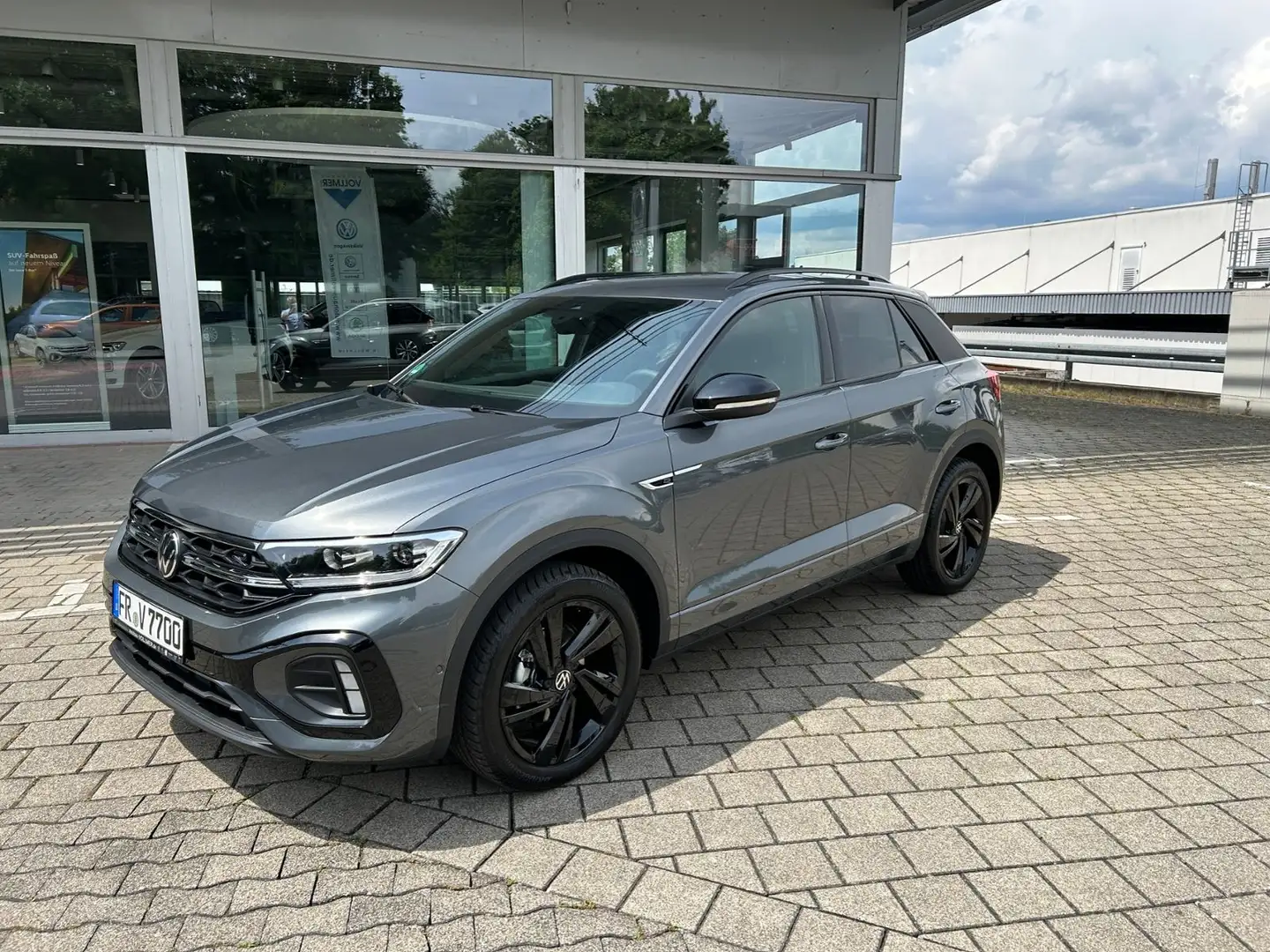Volkswagen T-Roc 1.5 TSI DSG R-Line IQ Drive,AHK,Navi,LED,P Grau - 2
