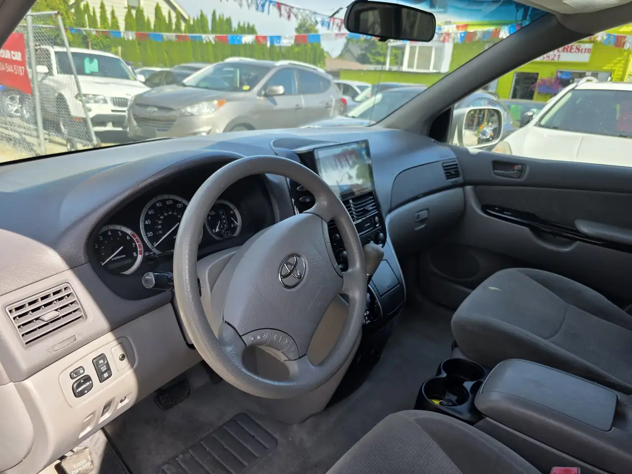 Toyota Sienna снимка Toyota Sienna