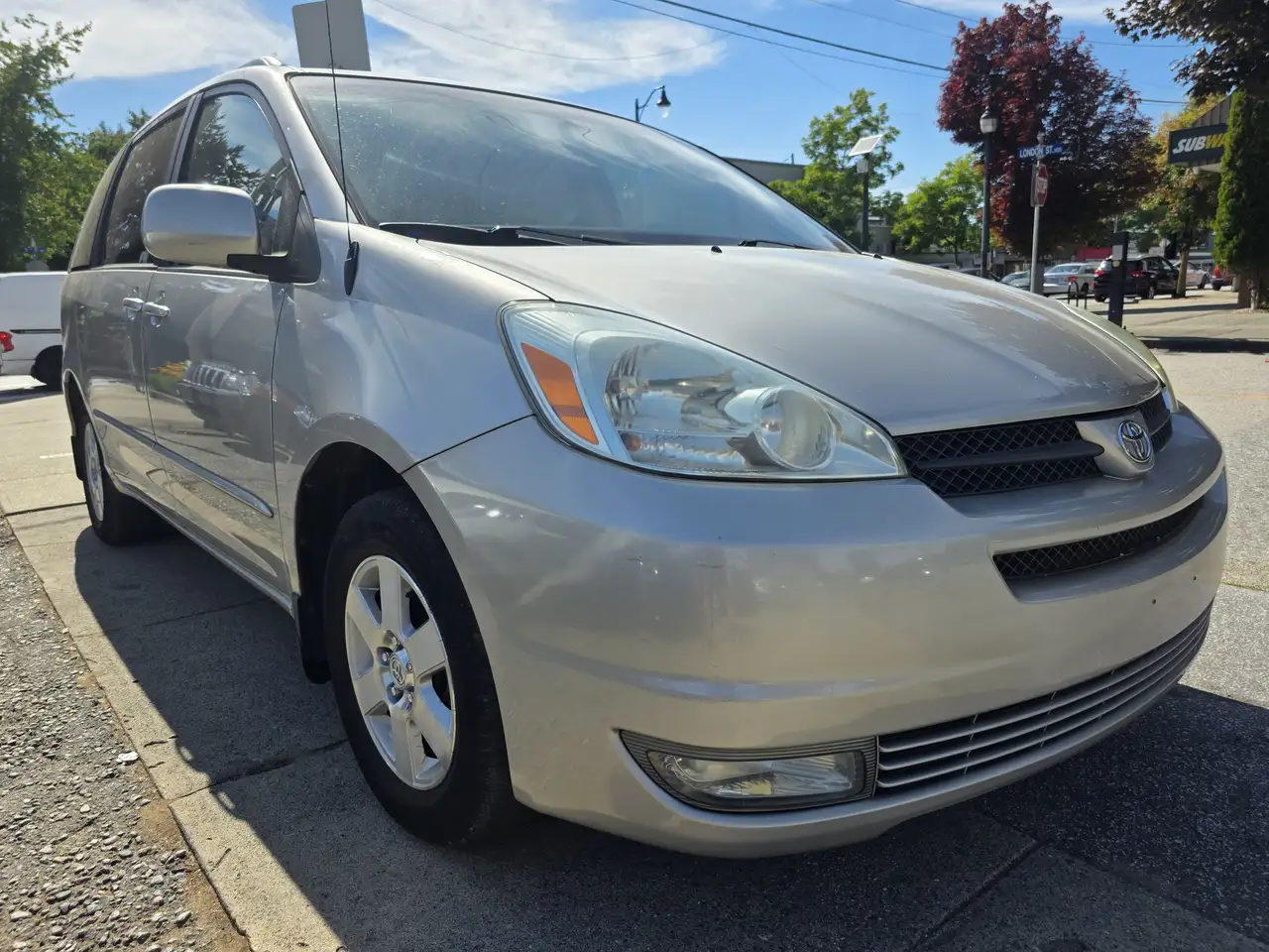 Toyota Sienna снимка Toyota Sienna