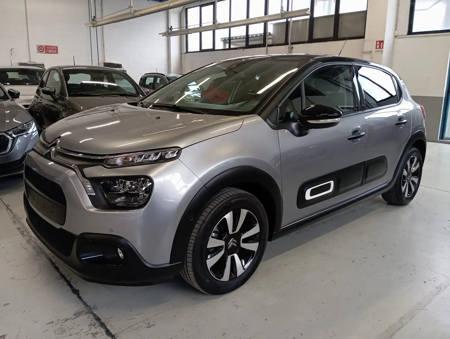Citroen C3 1.2 Shine 110 cv Grigio - 1