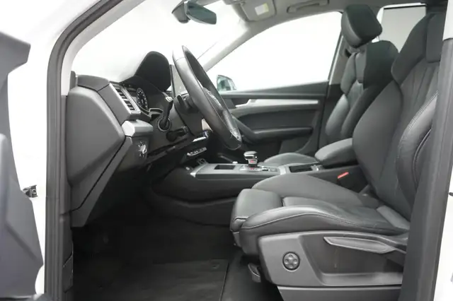 Audi Q5 view 11