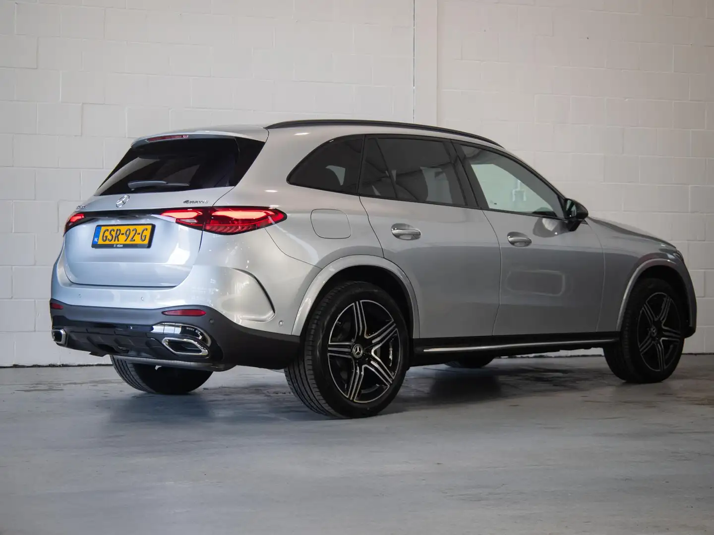 Mercedes-Benz GLC 300 300e 4MATIC AMG Line Premium PLUS | Panorama dak Grijs - 2