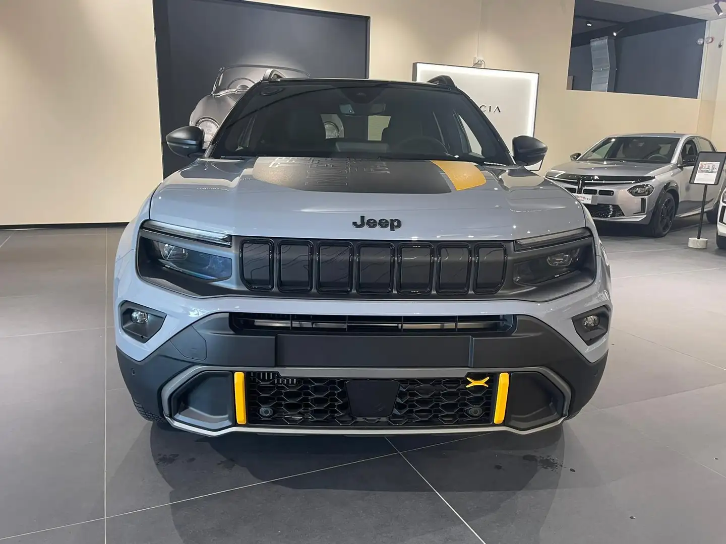 Jeep Avenger 4xe 619  Upland 1.2 145cv 4xe Mhev Сірий - 2