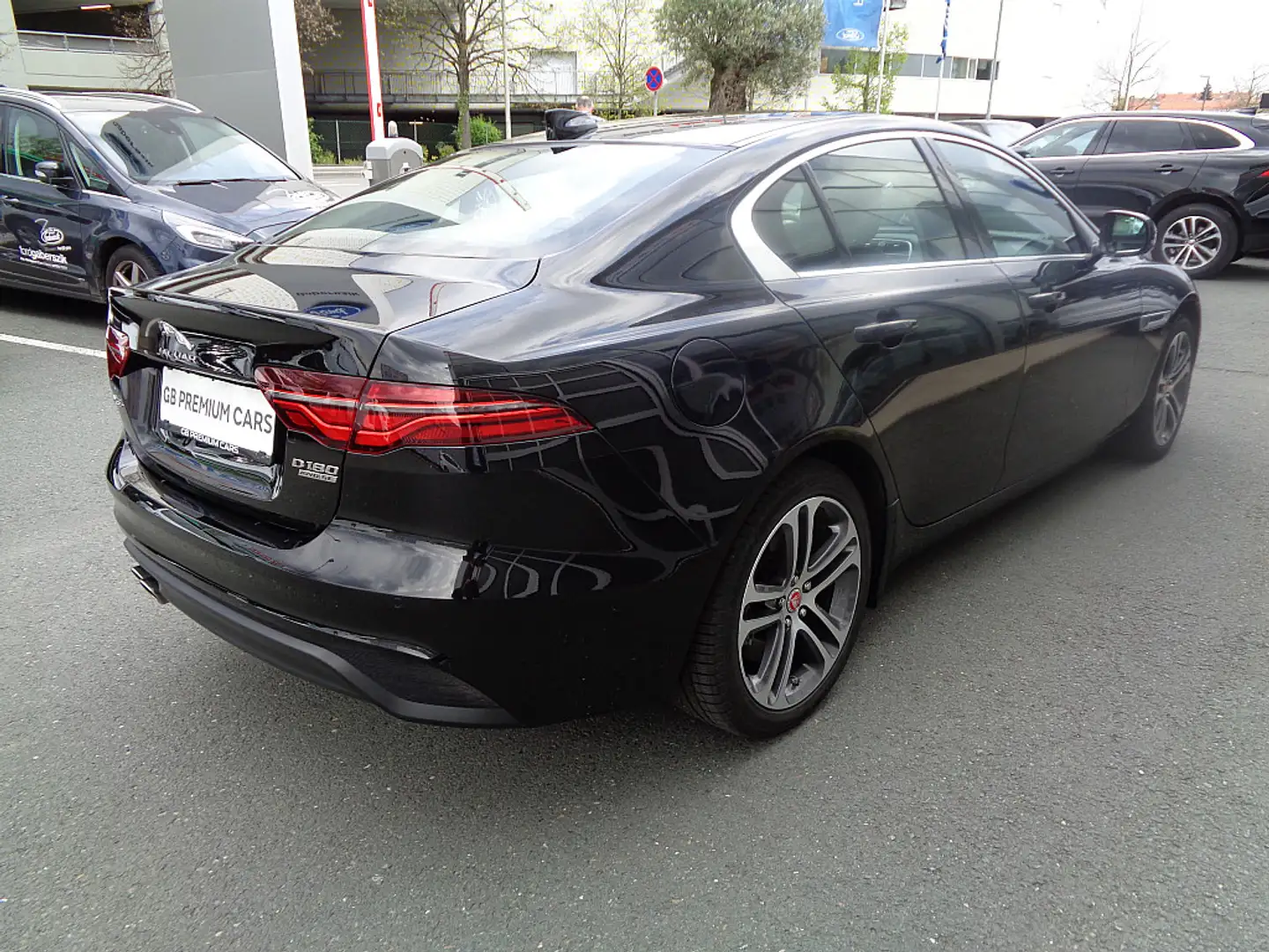 Jaguar XE D180 AWD SE Aut. Schwarz - 2