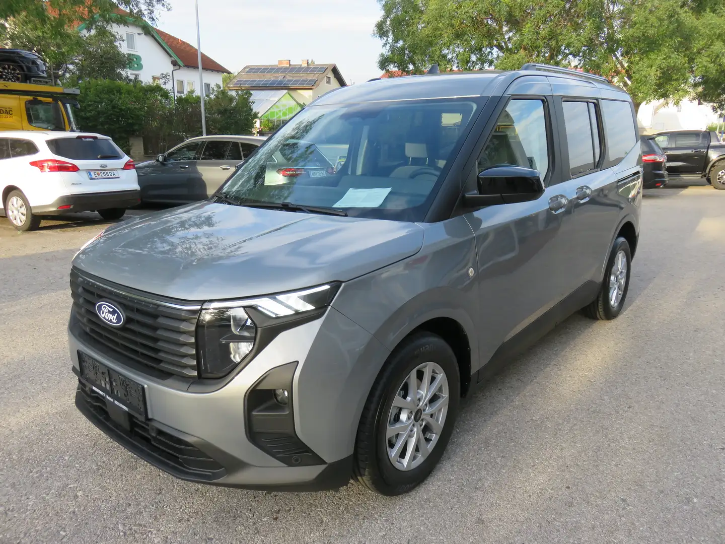 Ford Tourneo Courier 1,0 EcoBoost Titanium Grau - 1