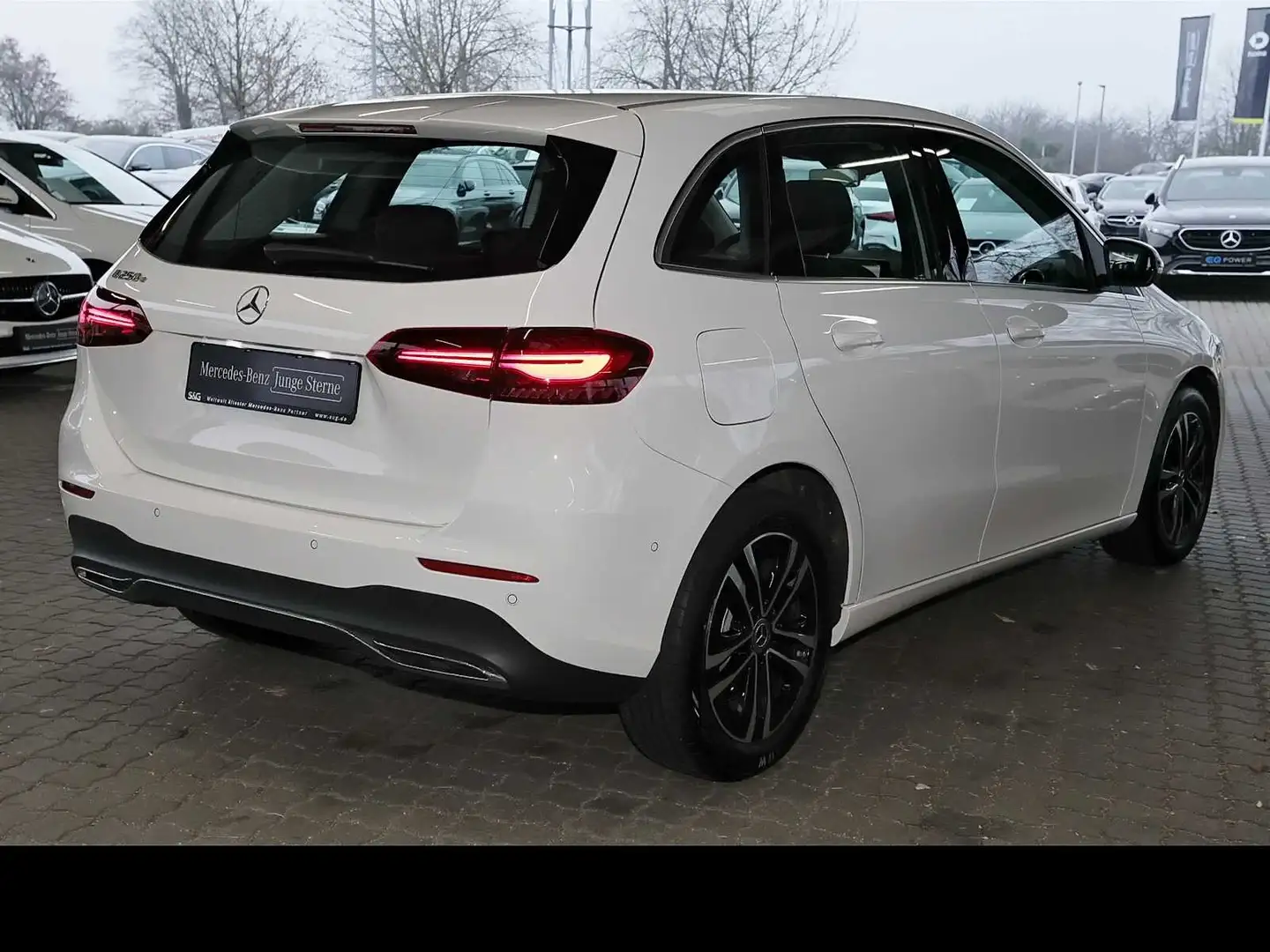 Mercedes-Benz B 250 e mit EQ AHK+KAMERA+CARPLAY+SPURHALTE+17" Weiß - 2