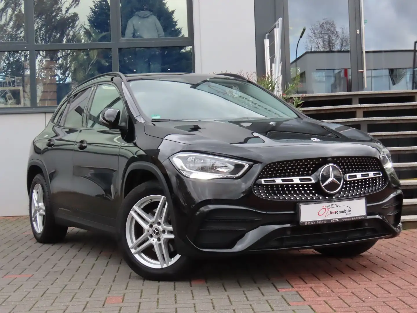 Mercedes-Benz GLA 200 Autom. Leder Ambiente Sitzheizung Navi Schwarz - 1