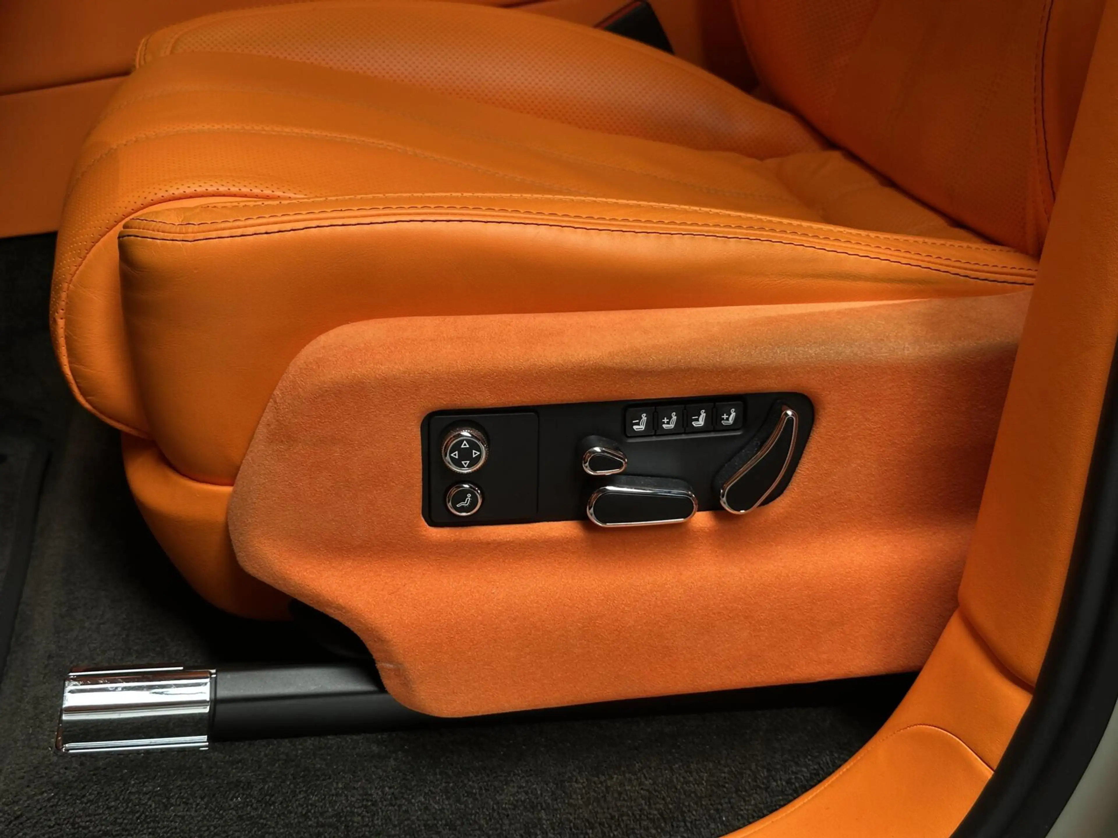 Bentley Bentayga V6 Hybrid |CARBON|PANO|MASSAGE|24"VOSSEN — photo 7