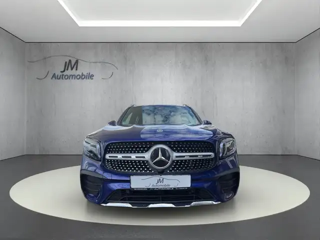 Mercedes-Benz 220 view 2