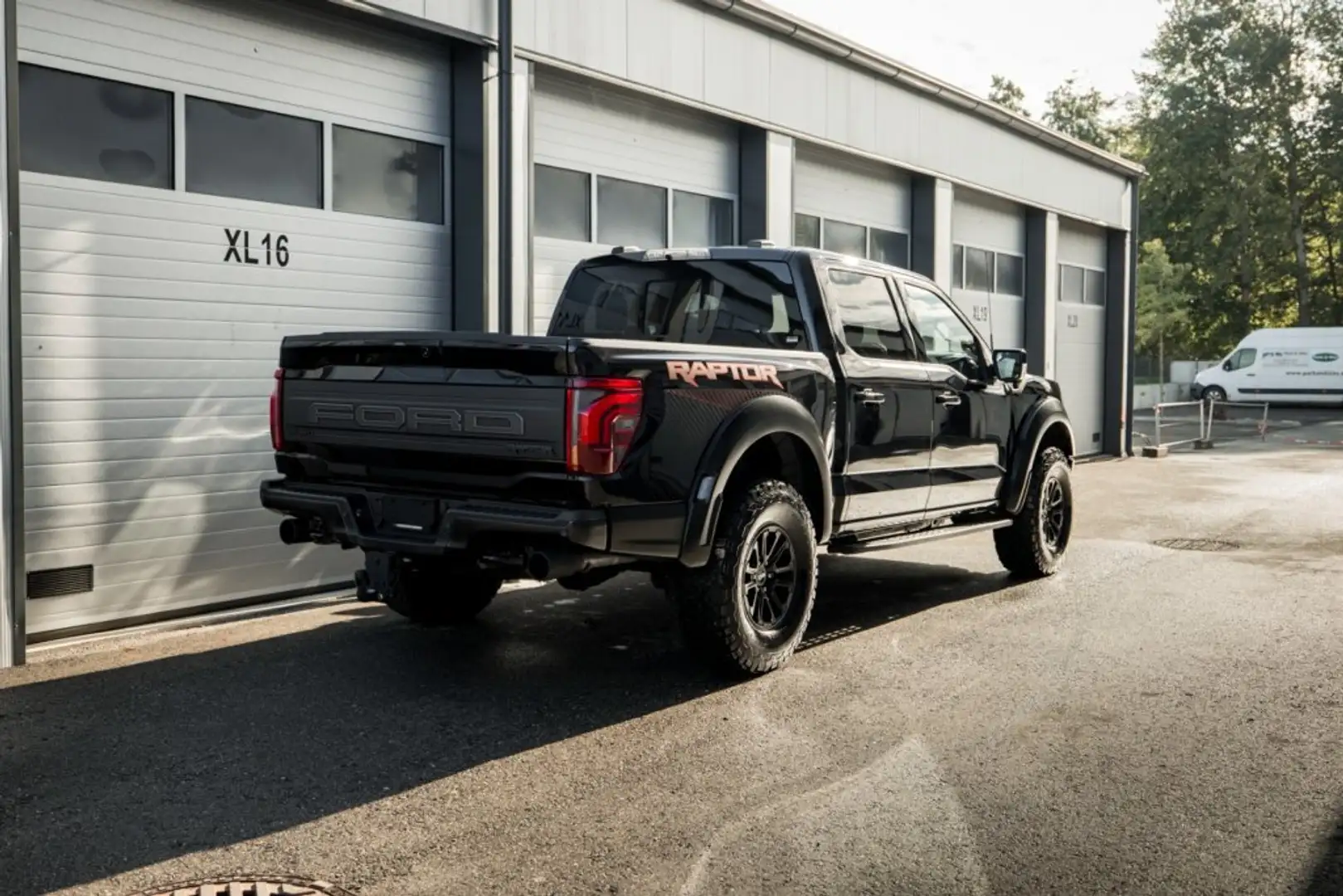Ford F 150 F-150 Raptor SuperCrew 5,5'-Bed 4x4 Schwarz - 2