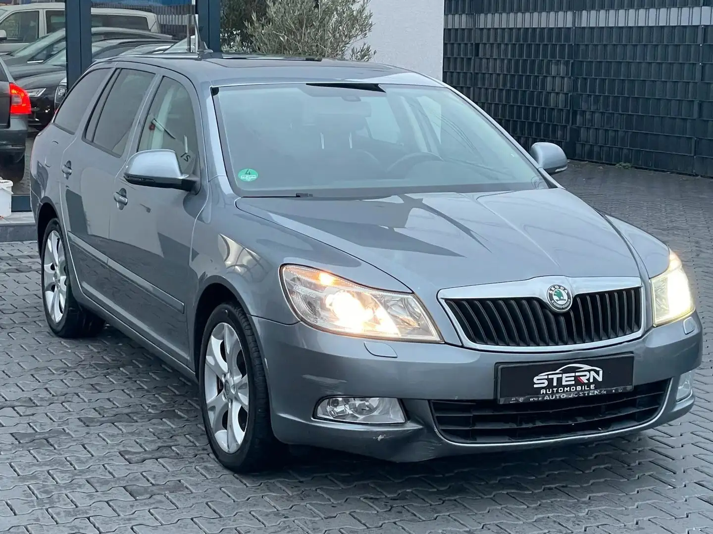 Skoda Octavia 1.6 TDI Elegance Combi Xenon Top ****** Grau - 1