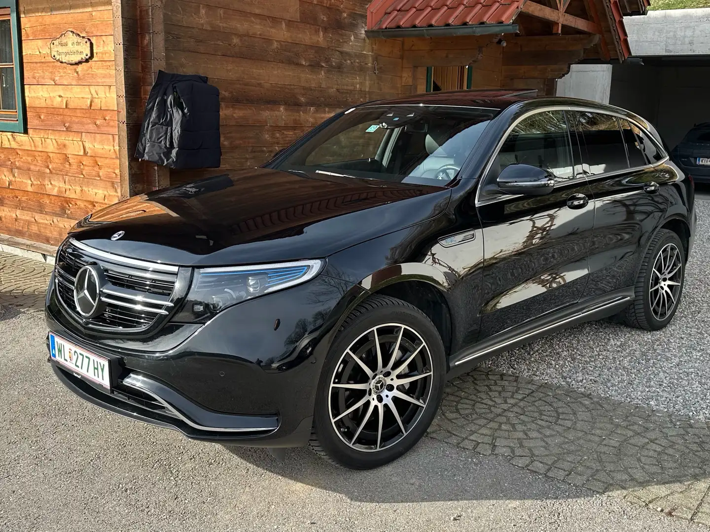Mercedes-Benz EQC 400 EQC 400 4MATIC 80kWh AMG Line Aut. AMG Line Schwarz - 1