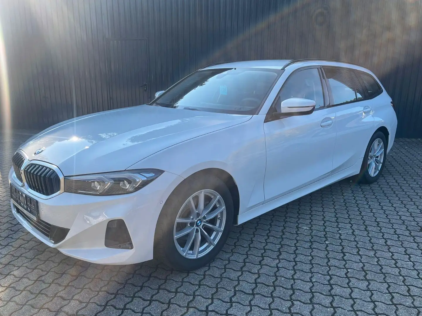 BMW 318 i Touring Facelift /360°Kamera/HeadUp/Sitzh Blanc - 2