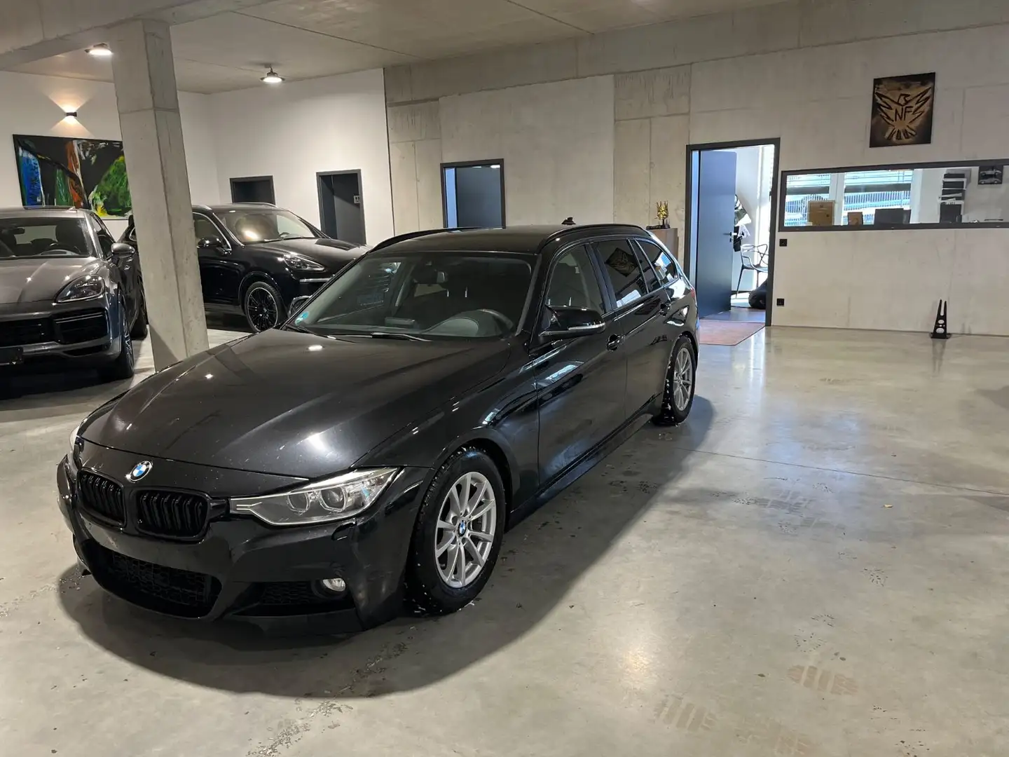 BMW 318 d Touring Navi Xenon Sport 8-fach M-Sport Schwarz - 1