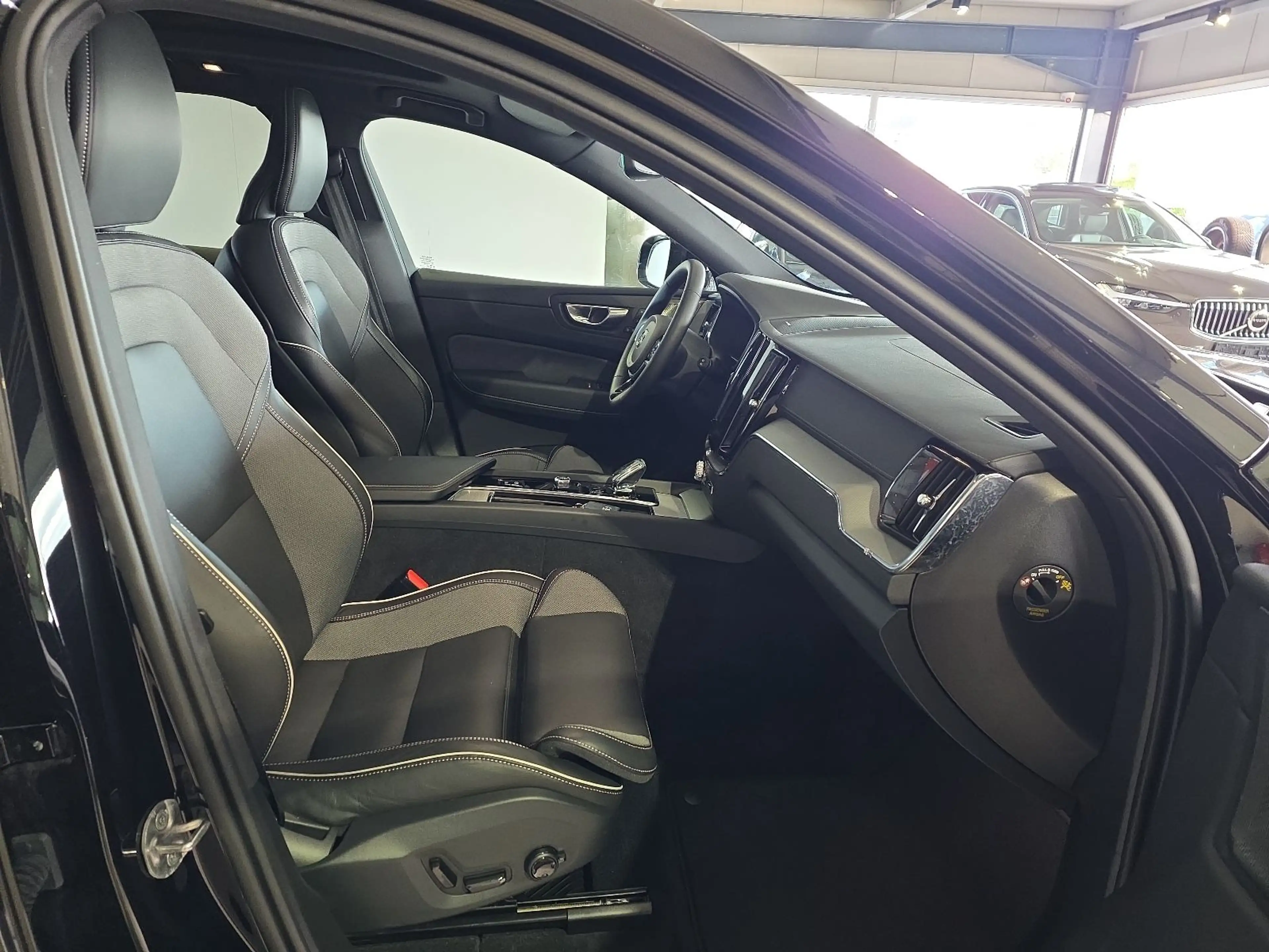 Volvo XC60 B5 Ultra Dark AWD ACC BLIS AHK FourC 360° — photo 11